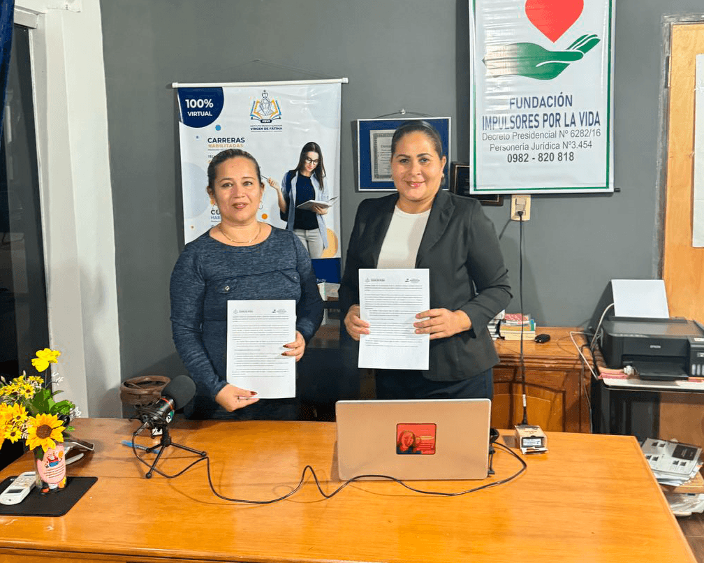 Los firmantes del convenio posan para la foto.